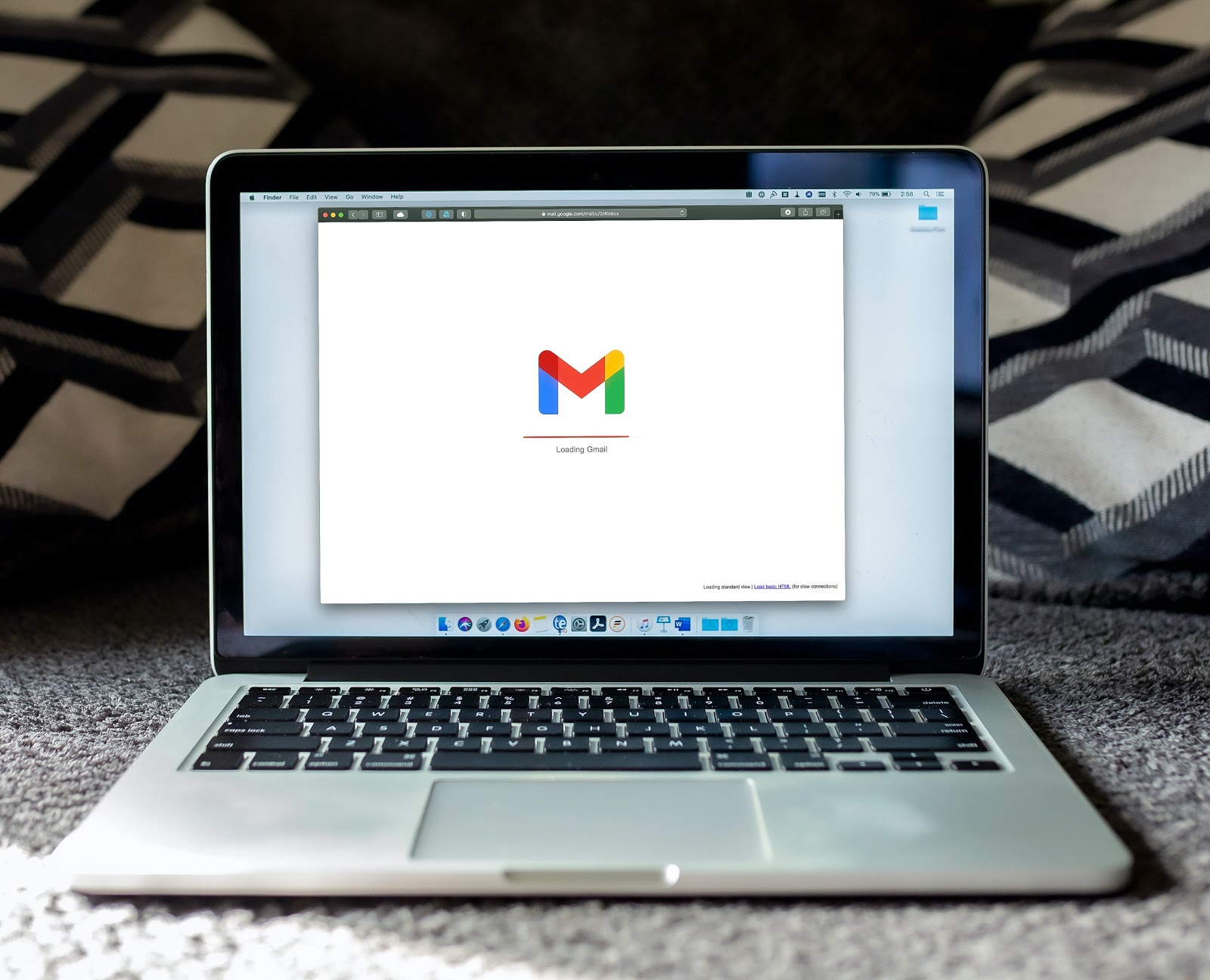 macbook pro gmail logóval a képernyőn Ezüst színű laptop szürke felületen